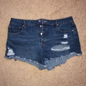 HIGH WAISTED DISTRESSED DEMIN SHORTS.